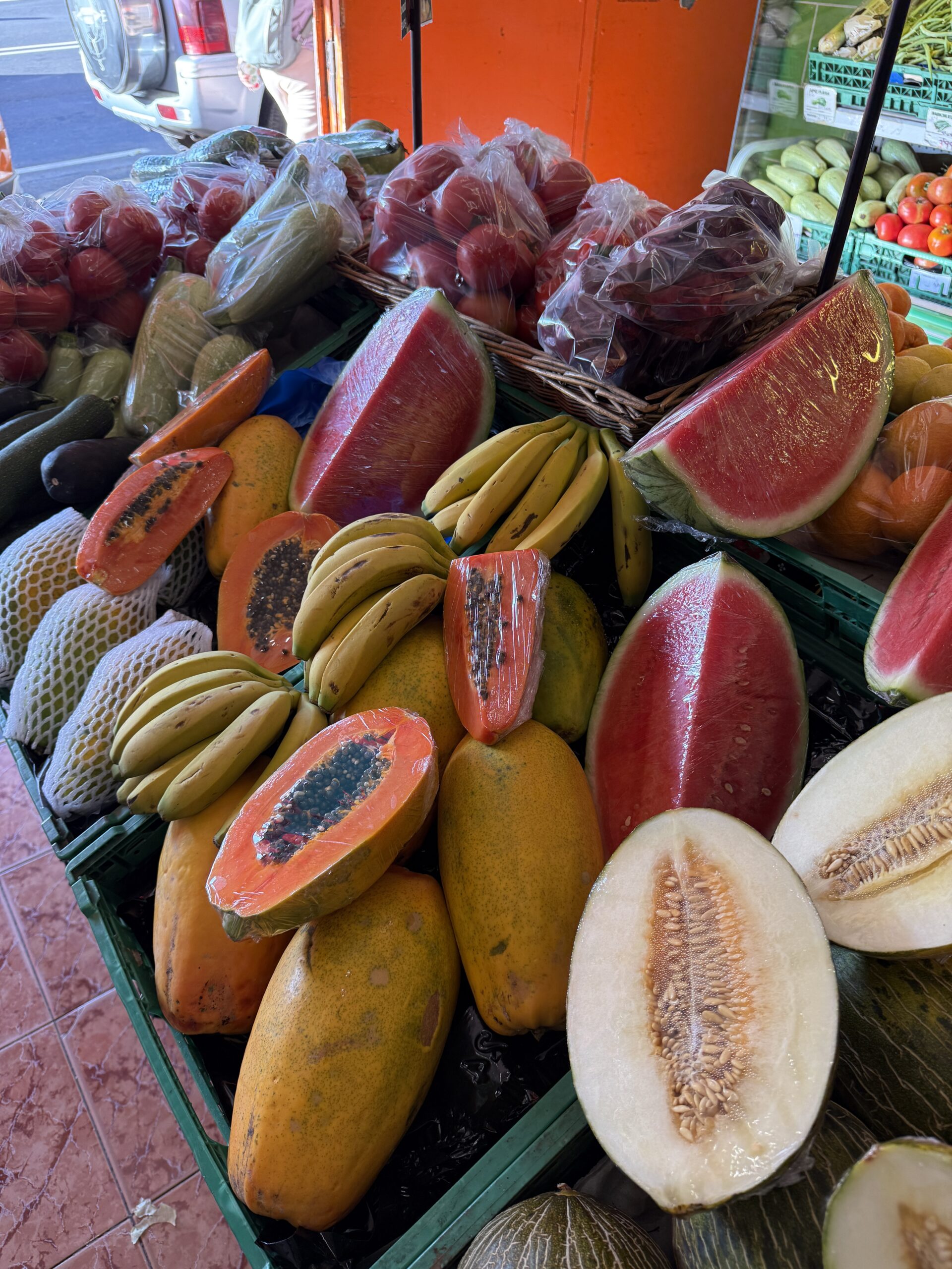 Fruta fresca de temporada en Frutería Persan La Palma II: papayas jugosas, sandía dulce y plátanos locales listos para llevar en nuestro establecimiento.